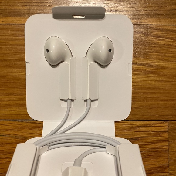 Apple Wired EarPods with Lightning Connector Headphones - White - Picture 4 of 9